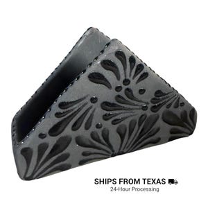 Peut inclure: Un porte-serviettes triangulaire en c&eacute;ramique avec une finition gris mat et un motif floral noir brillant. Le design se compose de formes r&eacute;p&eacute;titives en forme de p&eacute;tales et de petits points sur la surface ext&eacute;rieure, cr&eacute;ant un aspect textur&eacute;.
