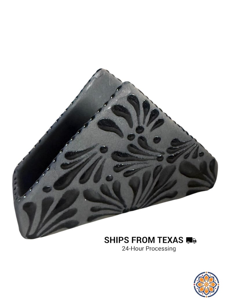 Peut inclure: Un porte-serviettes triangulaire en c&eacute;ramique avec une finition gris mat et un motif floral noir brillant. Le design se compose de formes r&eacute;p&eacute;titives en forme de p&eacute;tales et de petits points sur la surface ext&eacute;rieure, cr&eacute;ant un aspect textur&eacute;.