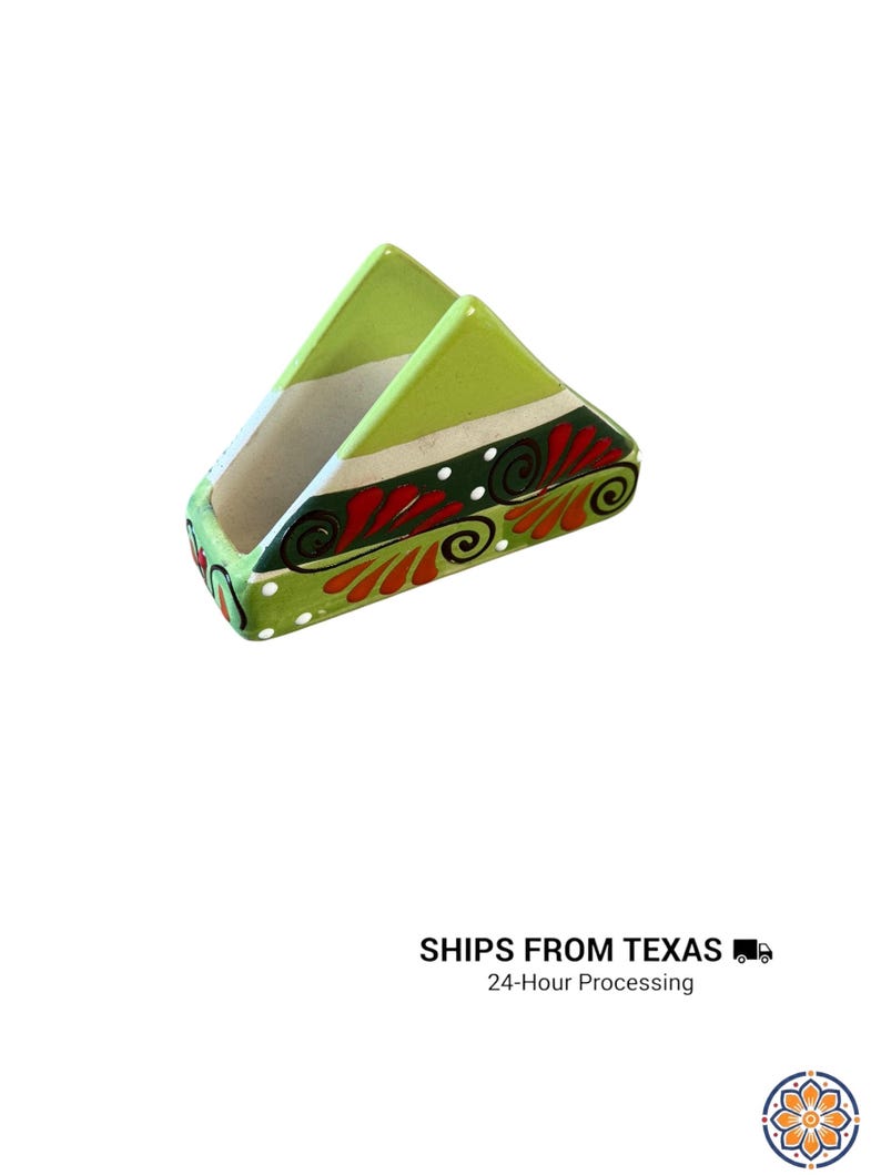 Peut inclure: Un porte-serviettes triangulaire en c&eacute;ramique avec une section sup&eacute;rieure vert citron vif et une base vert fonc&eacute;. La base est orn&eacute;e de motifs floraux peints &agrave; la main en rouge et orange, de spirales noires et de petits points blancs sur le bord.