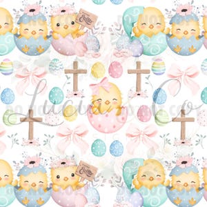 Könnte beinhalten: Ein sich wiederholendes Muster mit Osterillustrationen. Es zeigt Küken, die aus pastellfarbenen Eiern schlüpfen, Holzkreuze, Schleifen und dekorierte Ostereier. Einige Küken halten Schilder mit der Aufschrift "Happy Easter".