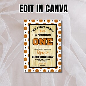 Puede incluir: Una invitación de cumpleaños con temática de baloncesto con el texto "OUR FIRST DRAFT pick IS TURNING ONE." La invitación presenta balones de baloncesto y estrellas alrededor del borde. También se incluye el texto "Ryan's FIRST BIRTHDAY".