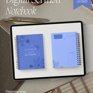 Può includere: Un taccuino digitale per sermoni con una copertina blu e le parole "Digital Sermon Notebook" in bianco. Il taccuino è aperto per mostrare due pagine, una con "Sermon Notes" e l'altra con "Main Points". L'immagine include anche il testo "Organizza le tue note senza sforzo".