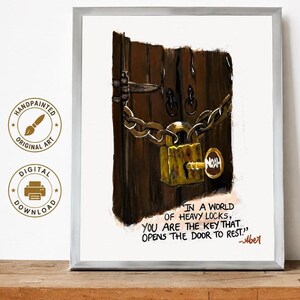 Op de afbeelding: Een ingelijste kunstdruk met een donkerbruine houten deur, beveiligd met een zware metalen ketting en een messing hangslot. Een sleutel met het label NOAH zit in het slot. Onder de deur staat de tekst: IN A WORLD OF HEAVY LOCKS, YOU ARE THE KEY THAT OPENS THE DOOR TO REST.