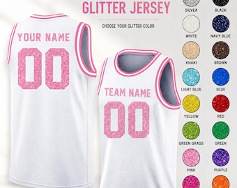 Può includere: Due canotte in rete bianca con scritte e numeri in glitter rosa. Il testo recita CUSTOM GLITTER JERSEY, YOUR NAME e TEAM NAME. Una tabella colori mostra sedici opzioni di colori glitter circolari, tra cui argento, nero, bianco, blu navy, kaki, marrone, azzurro, blu, giallo, rosso, verde erba, verde, rosa, viola, rosa scuro e arancione.
