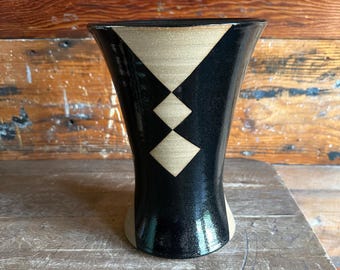 幾何学模様の黒い花器 花瓶 - 黒地に茶色の幾何学模様 - Etsy 日本