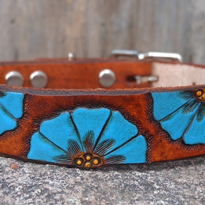 Flora-bleu fleurs à la main collier de chien en cuir repoussé, sculpté et peint