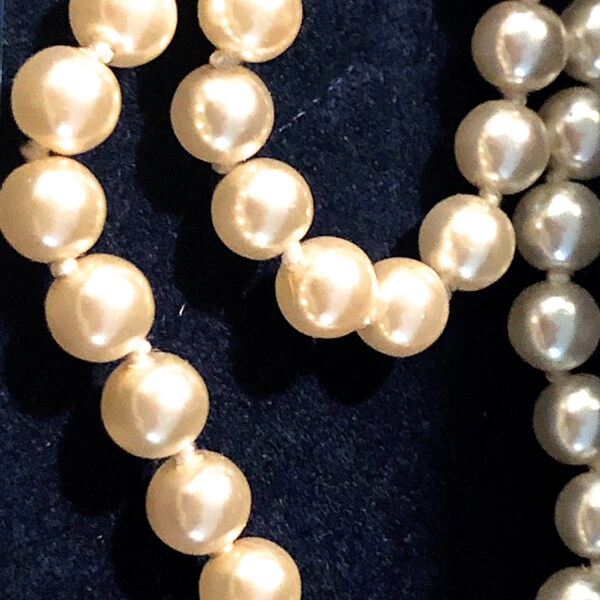 Beautiful vintage Lotus classic simulated pearl necklace 17”