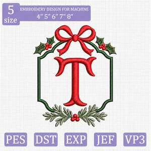 Puede incluir: Un diseño de bordado con una letra T roja centrada en un marco decorativo verde. El diseño incluye un lazo rojo en la parte superior, hojas de acebo verdes con bayas rojas y follaje gris en la parte inferior. Texto: 5 size 4" 5" 6" 7" 8".