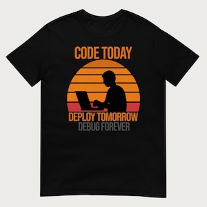 Könnte beinhalten: Ein schwarzes Kurzarm-T-Shirt mit einer Grafik einer Person, die vor einem Sonnenuntergang an einem Laptop arbeitet. Der Text CODE TODAY, DEPLOY TOMORROW und DEBUG FOREVER ist in orangefarbenen und grauen Buchstaben vor dem Hintergrund zu sehen.