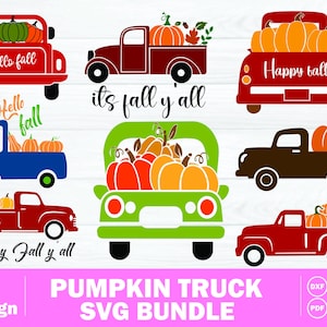 Puede incluir: Una colección digital de ocho ilustraciones que muestran camiones antiguos en rojo, azul, verde y marrón, cada uno cargado con calabazas naranjas. Los diseños incluyen textos como hello fall, its fall y'all y Happy fall en varias fuentes.