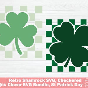 Puede incluir: Dos diseños de trébol retro sobre un fondo a cuadros. Uno es un trébol verde claro con un contorno blanco, el otro es un trébol verde oscuro con un contorno blanco. El texto en la parte inferior dice "02 Designs Retro Shamrock SVG, Checkered Clover SVG Bundle, St Patrick Day".