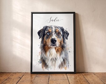 Op de afbeelding: Een ingelijste canvasprint met een aquarelportret van een Australian Shepherd-hond met één blauw oog en één bruin oog. De naam Sadie staat in zwarte cursieve letters boven de hond op een witte achtergrond.