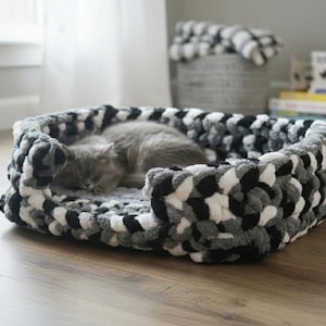 Hand-Crocheted Chunky Knit Pet Bed Set: Custom Cat & Dog Bedding