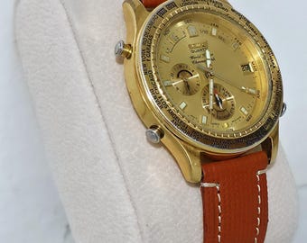 Zeldzaam vintage Seiko 6M15-9011 World Timer Chronograaf horloge in goud, inclusief gratis verzending, geschenkverpakking en 1 jaar garantie. Een zeldzaam verzamelobject met quartz uurwerk.