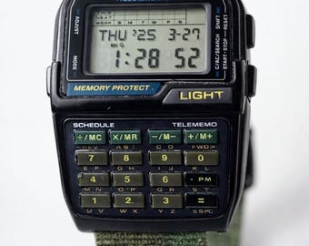 Seltene Vintage Casio Data Bank DBC-300 Illuminator Uhr, Taschenrechner, Telememo | Geschenkbox | Kostenloser Versand | 1 Jahr Garantie | Retro-Sammlerstück