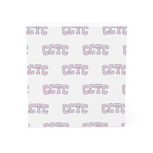 Puede incluir: Un cubo blanco con un patrón repetido de las letras "CCTC" en un diseño de cuadros rosa y blanco. Las letras están espaciadas uniformemente en la superficie del cubo.