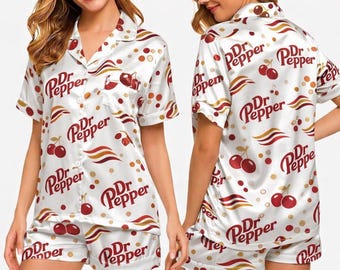 Pijamas de mujer Dr Pepper, adorables pijamas de satén con el logo de Dr Pepper, un regalo para amantes de la comida, camisón abotonado, divertidos pijamas con estampado de latas de refresco.