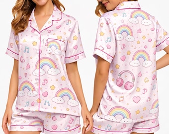 Conjunto de pijama adorable con estampado de nubes arcoíris: pijama de satén rosa con notas musicales y estrellas. Un pijama cómodo y elegante para noches de relax.