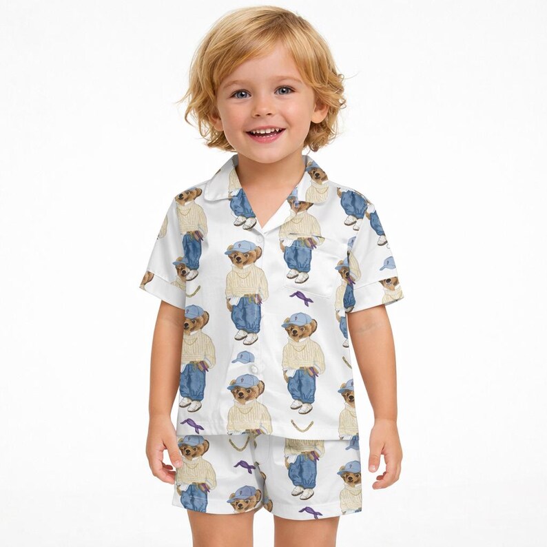 Puede incluir: Una taza de cer&aacute;mica blanca con un asa negra y el texto "But First, Coffee" en negrita negra. La taza se destaca sobre un fondo borroso, resaltando su dise&ntilde;o limpio.