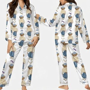 Puede incluir: Un letrero de madera r&uacute;stico con la palabra "Welcome" en letras blancas. El letrero es rectangular, con un acabado envejecido y una cuerda para colgar. El fondo es una imagen borrosa del exterior de una casa.