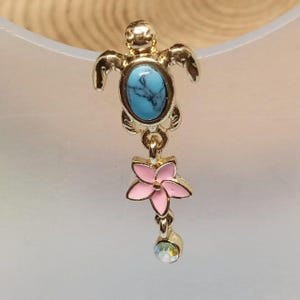 Puede incluir: Una taza de cerámica blanca con un asa negra y el texto "But first, coffee" en negro, con una fuente de estilo manuscrito. La taza está sobre una superficie blanca.