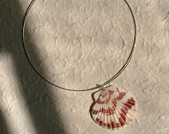 collar necklace with seashell pendant