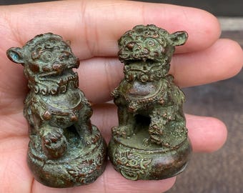 2 pieces Mini Bronze Fu Dog Pair Vintage Patina Guardian Statue Feng Shui Decor Small Chinese Lion Tabletop Tea Pet Collectible