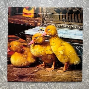 Può includere: Una tazza di ceramica bianca con manico nero e la scritta "But First, Coffee" in stile scritto a mano. La tazza è su una superficie bianca. La tazza è alta circa 10 cm.