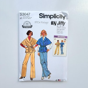 Op de afbeelding: Een Simplicity S3047 naaipatroon envelop voor 1970s vintage Jiffy kleding. De hoes bevat illustraties van twee outfits met ceintuurjasjes en wijde broeken, één in beige en één in blauw, met een kleine inzet die een ander ontwerp laat zien.