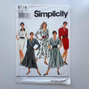 Peut inclure: Patron de couture Simplicity 8114 avec des illustrations de cinq modèles de robes. La taille est H (8-10). Le devant affiche le logo Simplicity et un code-barres. Le texte 'PATTERN/PATRON' est visible.