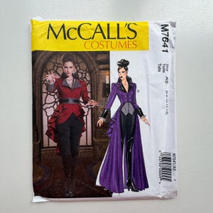 Puede incluir: Patrón de costura McCall's Costumes M7641. El patrón presenta ilustraciones de dos diseños de disfraces. Uno es una chaqueta roja con pantalones negros, y el otro es un abrigo morado con pantalones negros. El tamaño del patrón es A5, para tallas 6-14.
