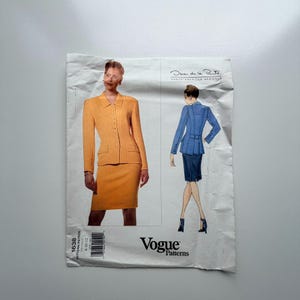 Może przedstawiać: Wzór szycia Vogue Patterns z projektem Oscara de la Renta. Wzór zawiera ilustracje dwuczęściowego garnituru w kolorze pomarańczowym i niebieskim. Numer wzoru to 1638.