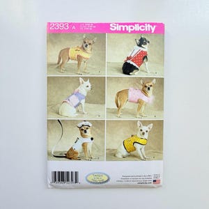 2019 Simplicity 2393 Symönster – Små hundkläder och kostymer (Storlekar XXS–M) – Oklippt och fabriksvikt