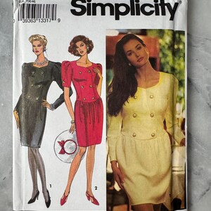 Może przedstawiać: Wzór szycia Simplicity z ilustracjami trzech sukienek dwurzędowych. Opakowanie wzoru jest białe z logo Simplicity i numerem 8125. Sukienki są w kolorze czarnym, czerwonym i żółtym.
