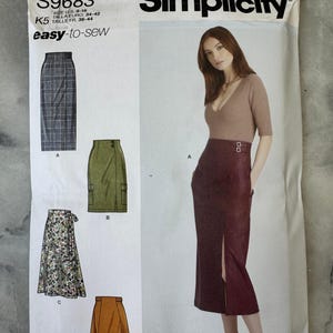 Könnte beinhalten: Simplicity Schnittmuster S9683, mit einer Frau in einem bordeauxfarbenen Rock mit Schlitz vorne. Das Schnittmuster enthält verschiedene Rockdesigns, darunter einen karierten Bleistiftrock und einen Wickelrock. Der Text "easy-to-sew" ist sichtbar.
