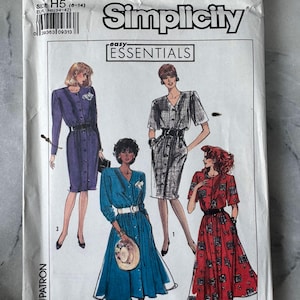 Può includere: Cartamodello Simplicity 9246, con illustrazioni di quattro diversi modelli di abiti. Il modello include le taglie H5 (6-14) e il testo "easy essentials". La copertina è bianca con una leggera piega.