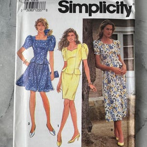 Könnte beinhalten: Ein Vintage-Schnittmuster von Simplicity mit Illustrationen von drei Kleidern. Die Kleider umfassen ein blaues Kleid mit Blumenmuster, ein gelbes Kleid und ein Kleid mit Blumenmuster auf weißem Hintergrund. Die Modellnummer ist 7752, Größe N (10-14).