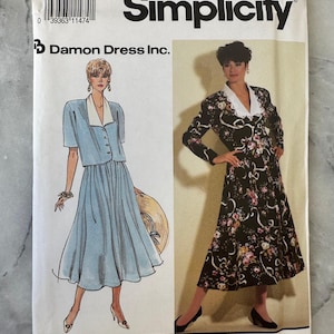 Könnte beinhalten: Simplicity Schnittmuster 1371. Das Schnittmuster zeigt Illustrationen von zwei Kleidern. Eines ist ein hellblaues zweiteiliges Outfit mit weißem Kragen. Das andere ist ein schwarzes Kleid mit floralem Muster. Der Schnitt enthält den Text "PATTERN/PATRON".