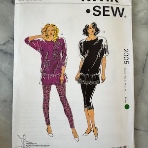 Może przedstawiać: Vintage koperta z wykrojem Kwik Sew, z ilustracjami dwóch strojów. Numer wzoru to 2005, w rozmiarach XS-XL. Projekt obejmuje fioletową tunikę i legginsy oraz czarny top z spodniami capri. Koperta jest biała z tekstem.