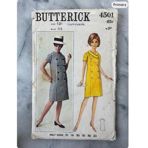 Peut inclure: Patron de couture Butterick vintage, référence 4501, avec des illustrations de deux robes. L'une est jaune, l'autre à carreaux noirs et blancs. Le patron indique les tailles, avec un tour de poitrine de 84 cm.