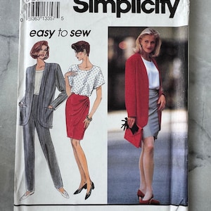 Könnte beinhalten: Ein Vintage-Simplicity-Schnittmuster mit Illustrationen von Damenbekleidung. Das Muster enthält ein Anzug-, Rock- und Top-Ensemble. Das Cover ist weiß mit dem Text "Simplicity" und "easy to sew".