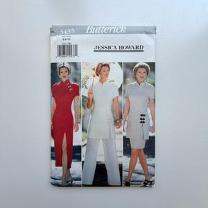 Op de afbeelding: Een Butterick naaipatroon met ontwerpen van Jessica Howard. Het patroon bevat drie verschillende stijlen: een rode jurk met een hoge split, een witte tuniek- en broekenset en een grijze jurk met decoratieve knopen.