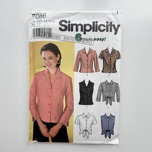 Könnte beinhalten: Ein Simplicity-Schnittmusterumschlag, Nummer 7086, für die Größen HH 6, 8, 10, 12. Die Vorderseite zeigt ein Foto einer Person in einem rot-weiß karierten Hemd sowie Illustrationen von sechs verschiedenen Hemdvarianten zur Auswahl.