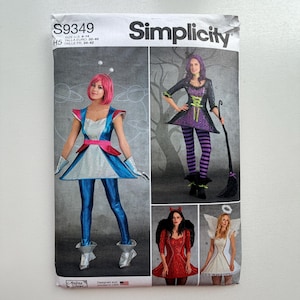 Può includere: Modello di cucito Simplicity S9349 con modelli di costumi. Il modello include un abito futuristico a tema spaziale, un costume da strega con una scopa, un costume da diavolo e un costume da angelo. Il modello è progettato per taglie EU 32-40.