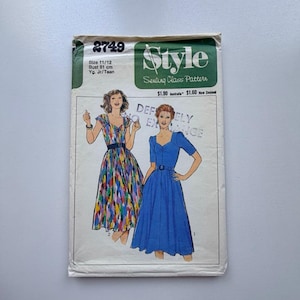 May include: Vintage "Style" sewing pattern, size 11/12, bust 81 cm. The cover shows illustrations of two dresses. The text on the cover includes "DEFELY EXCHANGE".