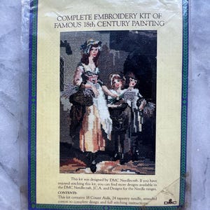 Pode incluir: Um kit de bordado completo com uma famosa pintura do século XVIII. A embalagem é de cor creme com uma borda azul e exibe uma imagem em ponto cruz de uma mulher e duas crianças. O texto inclui "COMPLETE EMBROIDERY KIT OF FAMOUS 18th CENTURY PAINTING" e "DMC".