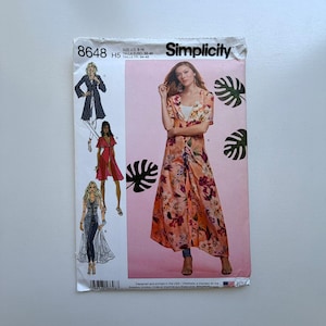 Pode incluir: Padrão de costura Simplicity 8648. O padrão apresenta ilustrações de vestidos e um casaco comprido para mulheres. A imagem principal mostra uma mulher usando um vestido com estampa floral. Tamanho 32-40.