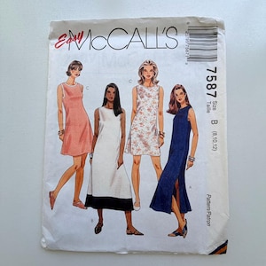 Könnte beinhalten: Ein Vintage-McCall's-Schnittmusterumschlag mit Illustrationen von vier verschiedenen ärmellosen Kleidern. Der Umschlag ist weiß mit dem McCall's-Logo in Rot und der Schnittnummer 7587. Die Kleider sind in verschiedenen Farben und Stilen.