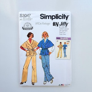 Pode incluir: Um envelope de molde de costura Simplicity S3047 1970s Vintage Jiffy com ilustrações de dois conjuntos com casacos com cinto e calças largas. O envelope inclui detalhes de texto, tamanho U.S. 18-26 e uma pequena imagem do modelo 6460.
