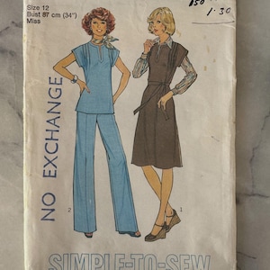 Könnte beinhalten: Vintage Simplicity Schnittmusterumschlag. Der Umschlag zeigt Illustrationen von zwei Frauen in Outfits. Der Text enthält "Größe 12", "Brustumfang 87 cm" und "SIMPLE-TO-SEW". Der Umschlag ist leicht abgenutzt.